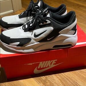 Women’s Nike Air Max VG-R Black and White Athletic Shoes size 9.5